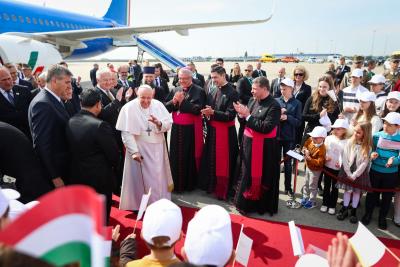 {{!ML!HU:Ferenc pápa érkezése a repülőtérre - 2023}}